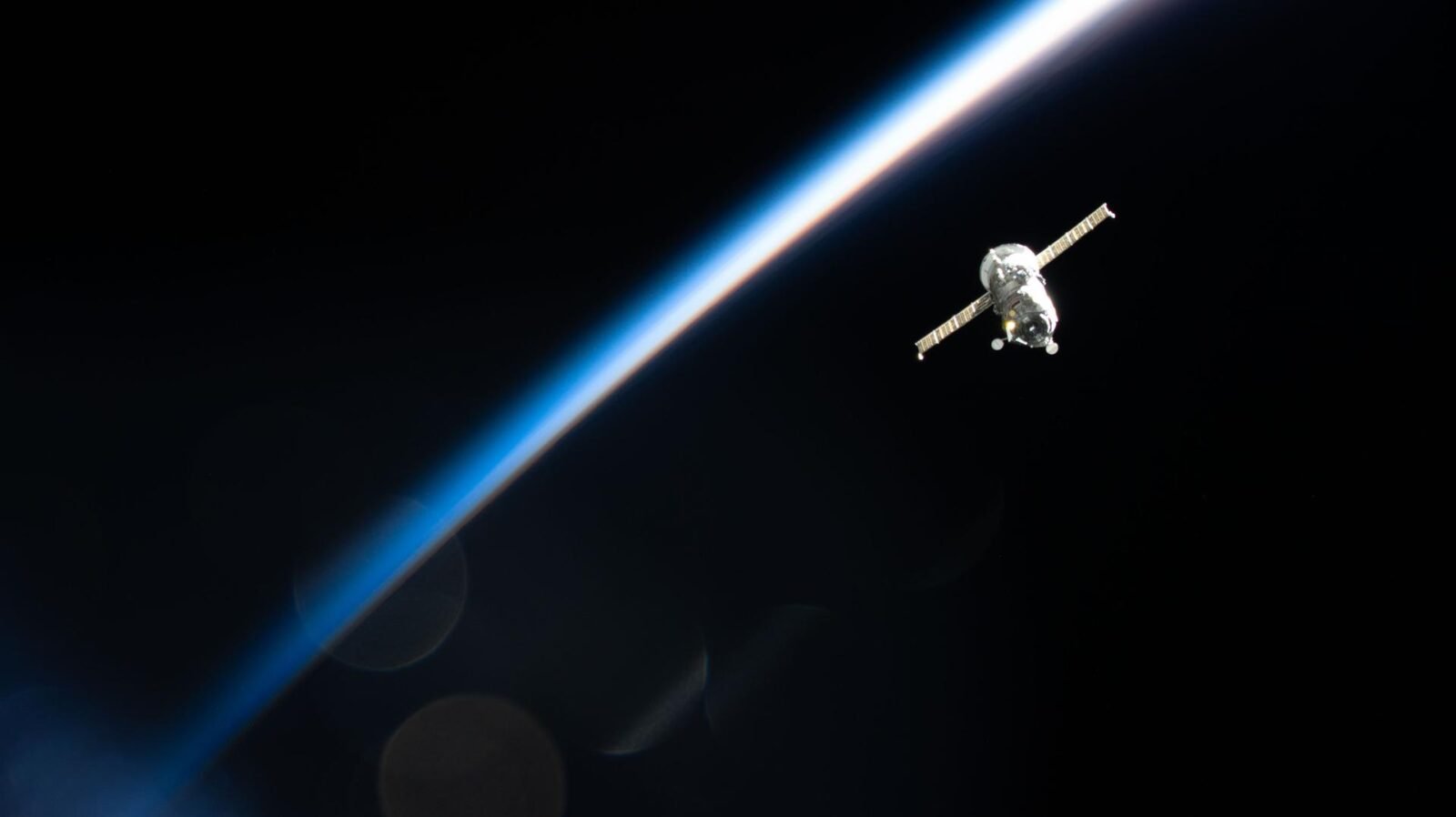 ภาพแฟ้มยาน Progress 92 ใกล้สถานีอวกาศนานาชาติ ถ่ายโดย NASA