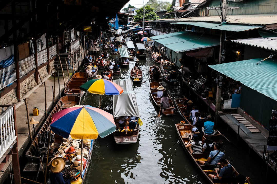 ภาพการจราจรในเมือง ใช้ประกอบข่าวเศรษฐกิจและกำลังซื้อ