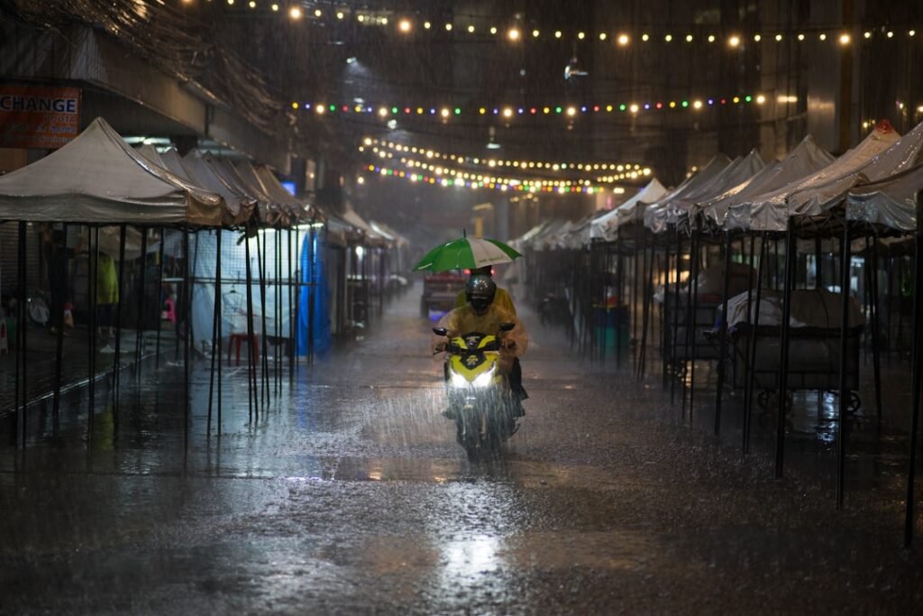 ฝนตกในกรุงเทพฯ ภาพประกอบพยากรณ์อากาศ 16 กันยายน 2569
