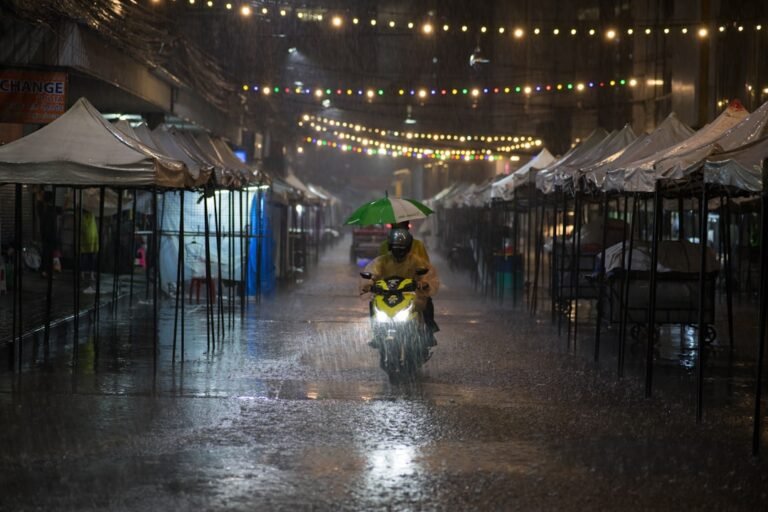 ฝนตกในกรุงเทพฯ ภาพประกอบพยากรณ์อากาศ 16 กันยายน 2569