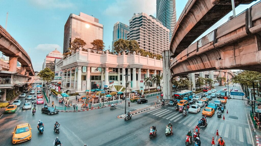 ภาพประกอบการเดินทางบนถนนกรุงเทพฯ เครดิต Miltiadis Fragkidis / Unsplash ไม่ใช่ภาพสถานการณ์น้ำท่วมวันนี้