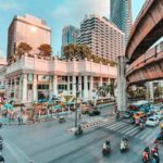 ภาพประกอบการเดินทางบนถนนกรุงเทพฯ เครดิต Miltiadis Fragkidis / Unsplash ไม่ใช่ภาพสถานการณ์น้ำท่วมวันนี้