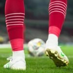 รองเท้านักฟุตบอลในสนามประกอบข่าวธุรกิจกีฬาของ Kylian Mbappe