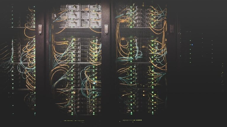ตู้เซิร์ฟเวอร์และระบบเครือข่าย ใช้ประกอบข่าวโครงสร้างพื้นฐาน AI