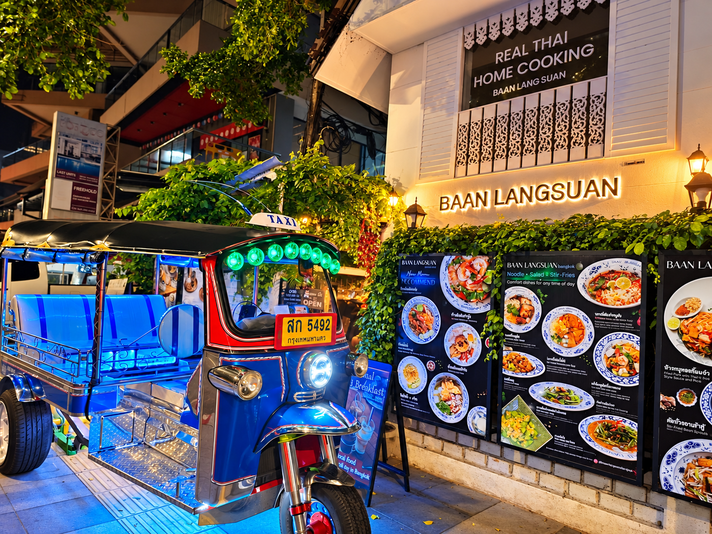 Bangkok Thailand night street photography 9 - MiKO Thai News