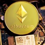 ภาพประกอบเหรียญ Ethereum และเทคโนโลยีบล็อกเชน เครดิต Kanchanara via Unsplash