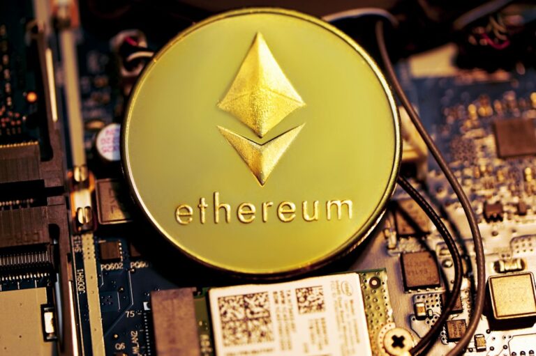 ภาพประกอบเหรียญ Ethereum และเทคโนโลยีบล็อกเชน เครดิต Kanchanara via Unsplash