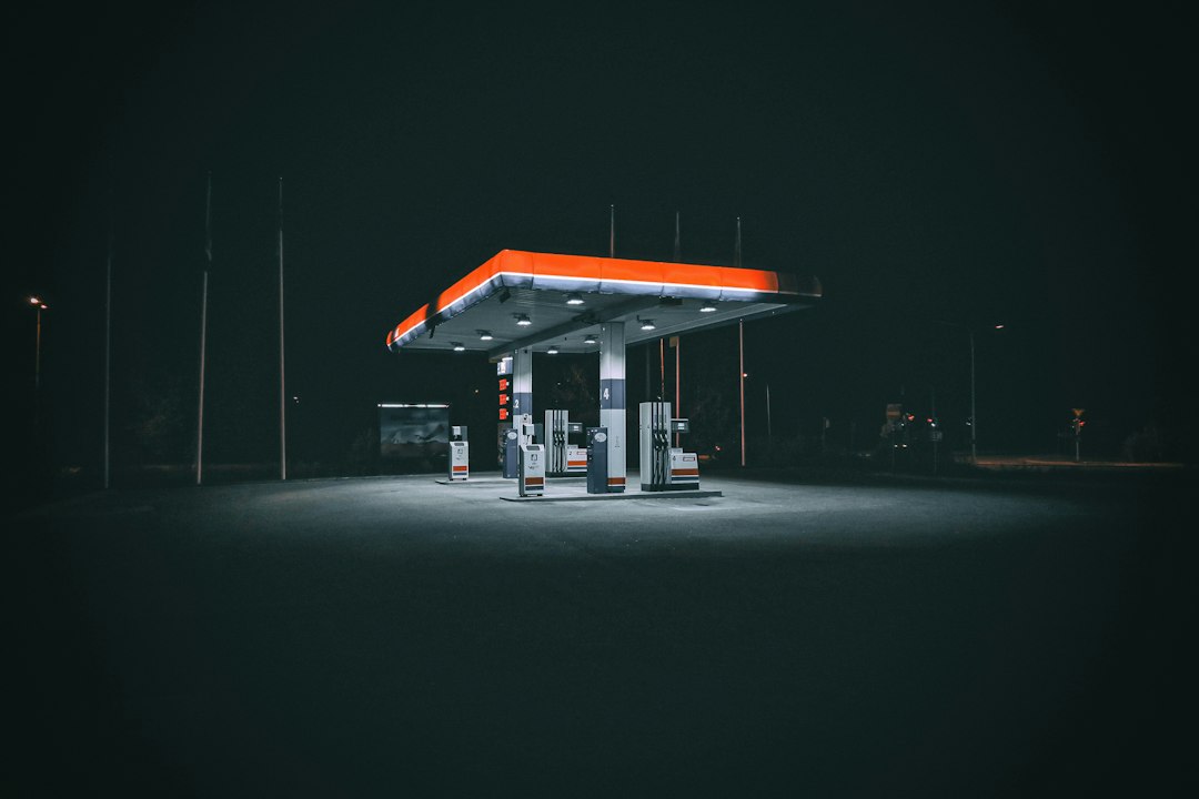 ภาพประกอบ การเติมน้ำมัน เครดิต Hans Eiskonen / Unsplash