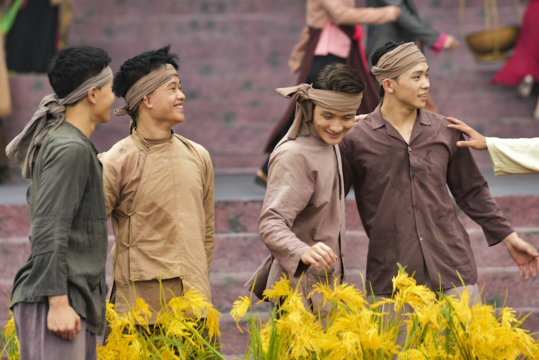 ภาพประกอบกลุ่มตัวละครชาย เครดิต Nam Hoang / Unsplash
