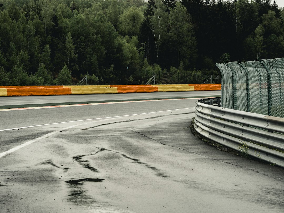 ภาพประกอบ มอเตอร์สปอร์ต (ไม่ใช่ F1) เครดิต milan degraeve / Unsplash