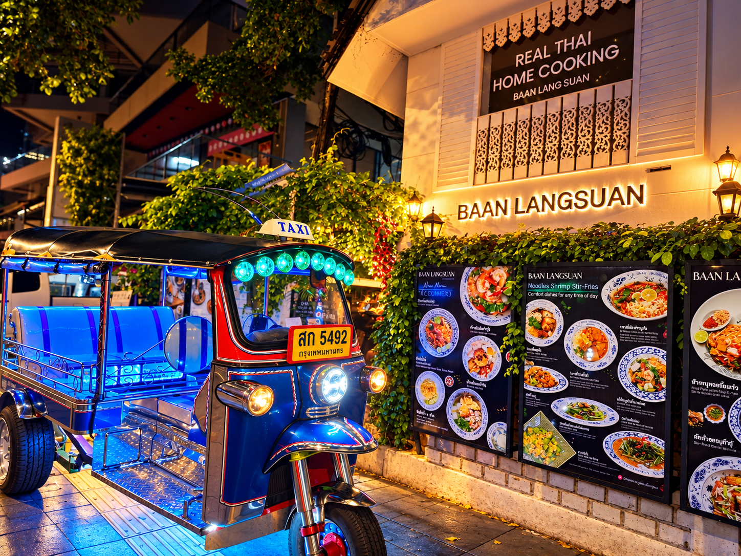 กรุงเทพฯ ยิ่งดึกยิ่งมีเสน่ห์! ปักหมุดตะลุยแสงสี สตรีทฟู้ด และมุมเที่ยวที่ต้องสัมผัสสักครั้ง