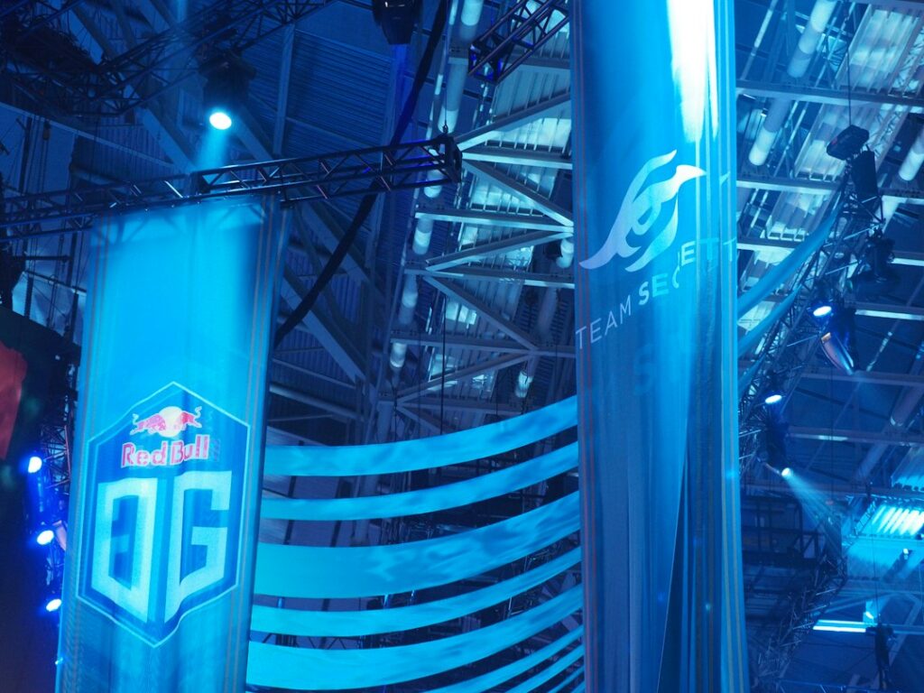 เวทีการแข่งขันอีสปอร์ตประกอบข่าว VALORANT Champions Shanghai — ภาพโดย Invisible/Unsplash