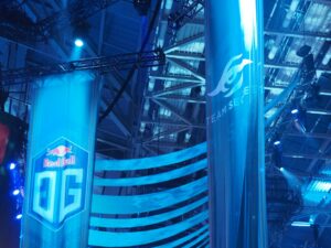 เวทีการแข่งขันอีสปอร์ตประกอบข่าว VALORANT Champions Shanghai — ภาพโดย Invisible/Unsplash