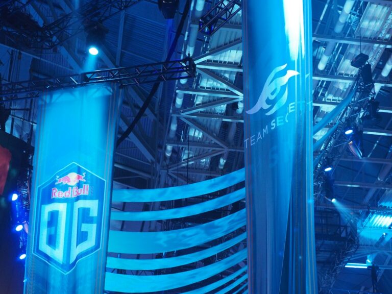เวทีการแข่งขันอีสปอร์ตประกอบข่าว VALORANT Champions Shanghai — ภาพโดย Invisible/Unsplash