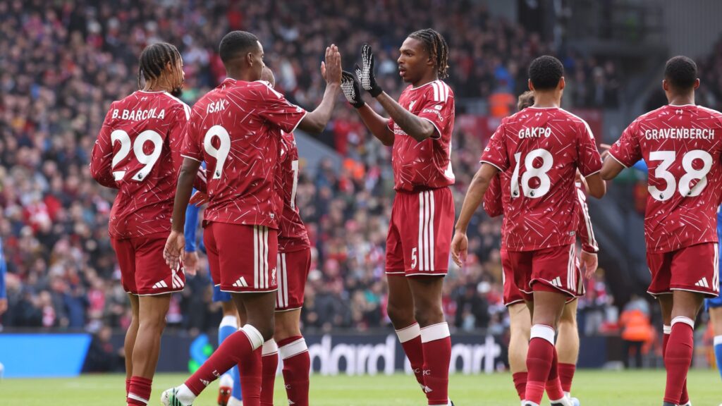 ลิเวอร์พูลเก็บชัยในบ้านลีกนัดแรก ชนะไบรท์ตัน 2–0 อิซักบวกประตูสำคัญ