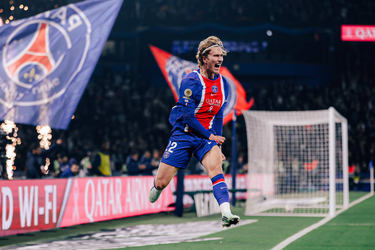 มิกา ก็อดต์ส ฉลองประตูของ PSG ในเกมพบลียง
