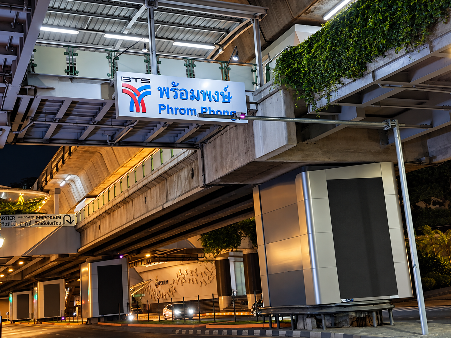 บริเวณสถานี BTS พร้อมพงษ์ยามค่ำคืน | MiKO Thai News