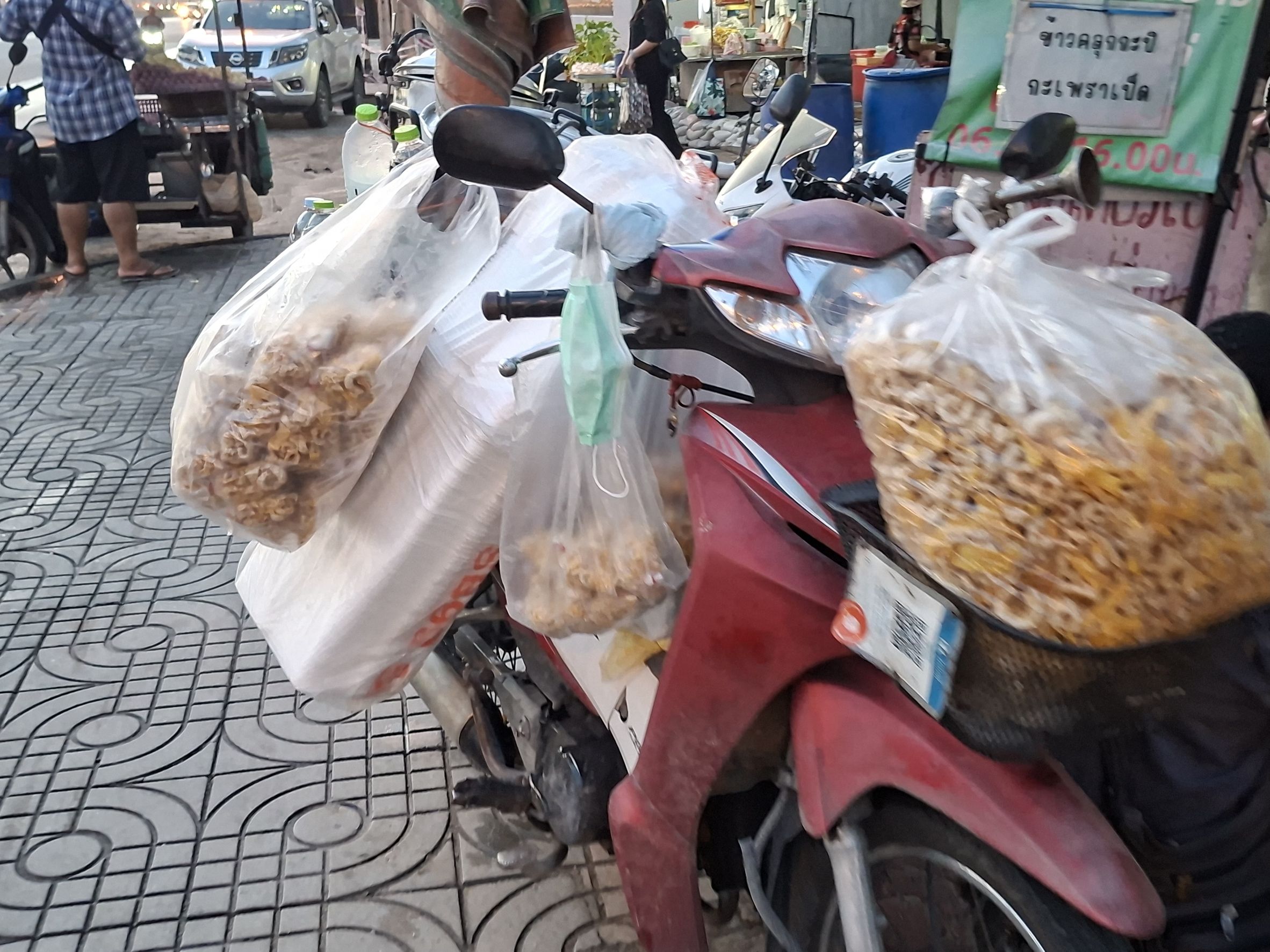 ขนมและของกินจากร้านริมทาง