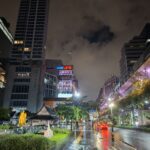 ถนนสุขุมวิทหลังฝนตกและแสงเมืองยามค่ำคืน