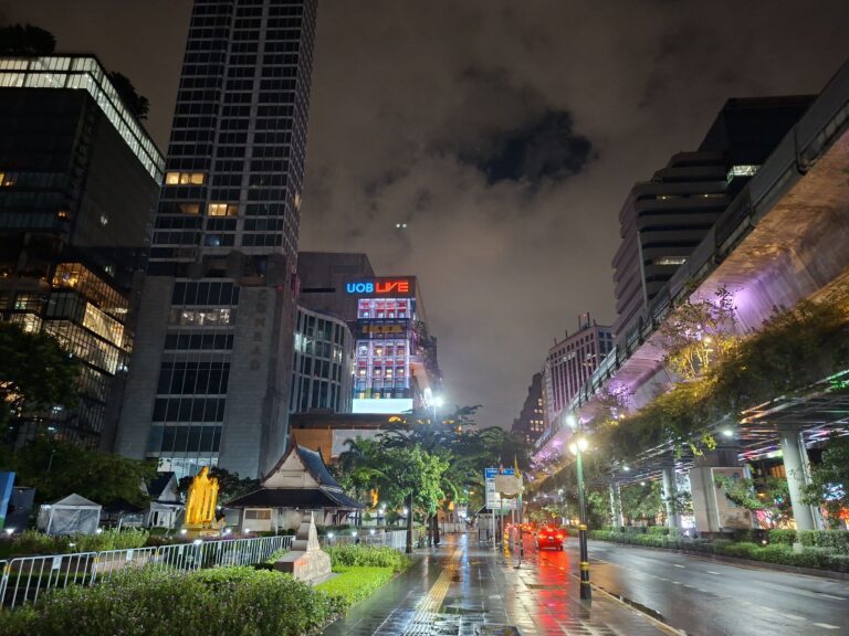 ถนนสุขุมวิทหลังฝนตกและแสงเมืองยามค่ำคืน