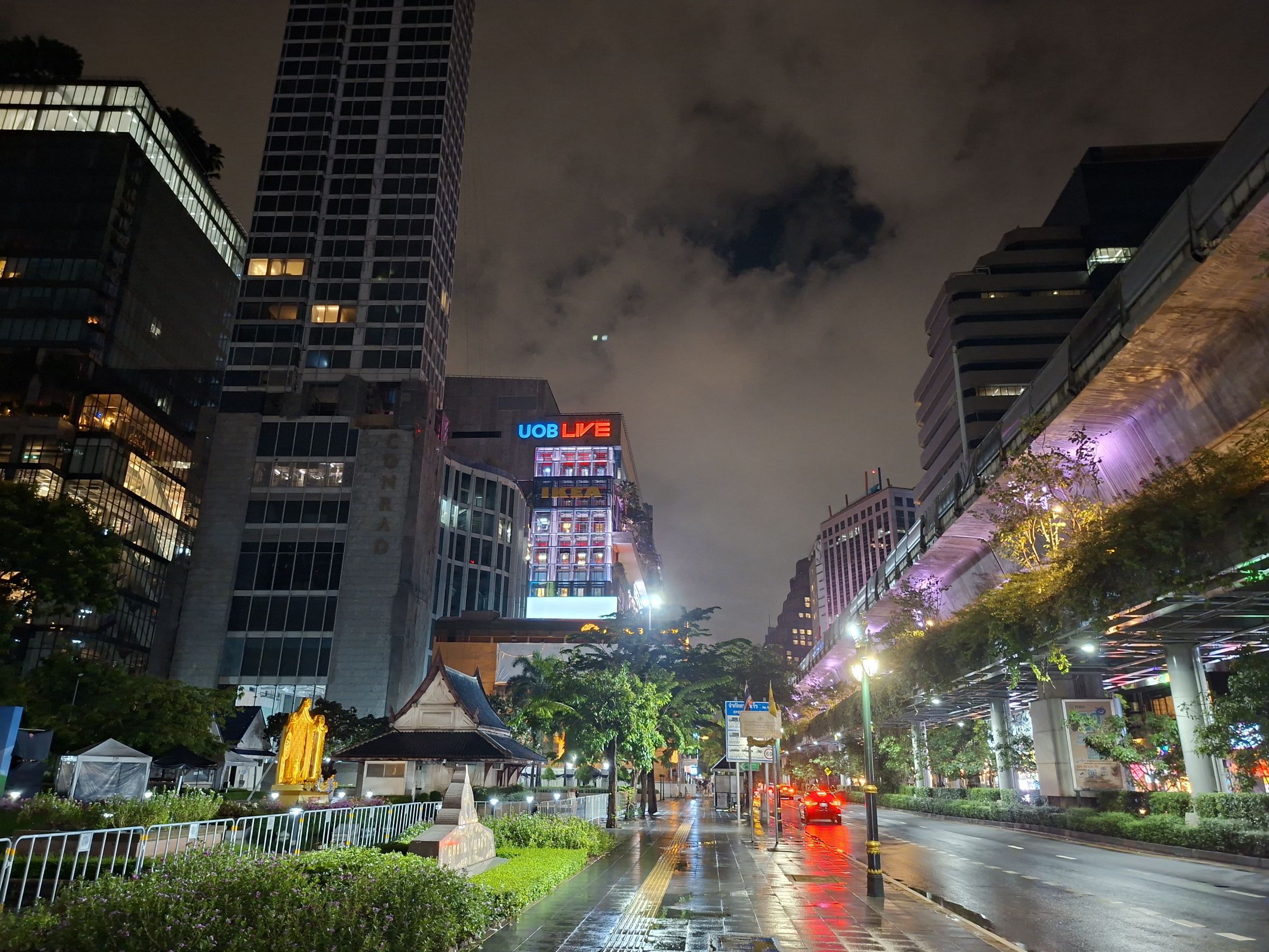 กรุงเทพฯ คืนเดียวไม่เคยพอ! ชวนสัมผัสแสงสี อาหารริมทาง และเสน่ห์สุขุมวิท