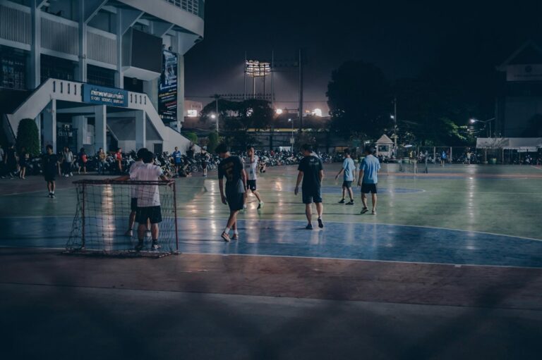 บรรยากาศกีฬาและฟุตบอลไทย — เครดิต Martin Stastny, Bunsita H., Martti Salmi / Unsplash