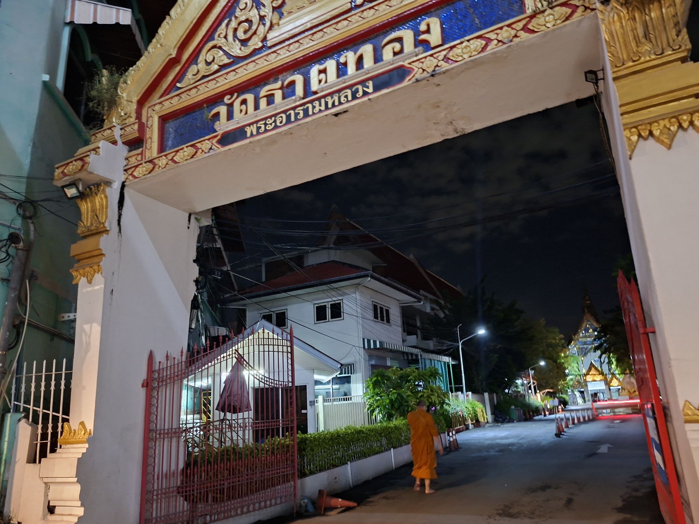 ประตูวัดธาตุทองในยามค่ำคืน
