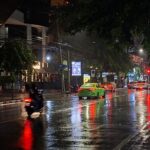 ฝนตกหนักกลางดึก ถนนมีน้ำท่วมขังและรถสัญจรชะลอตัวในกรุงเทพฯ และปริมณฑล