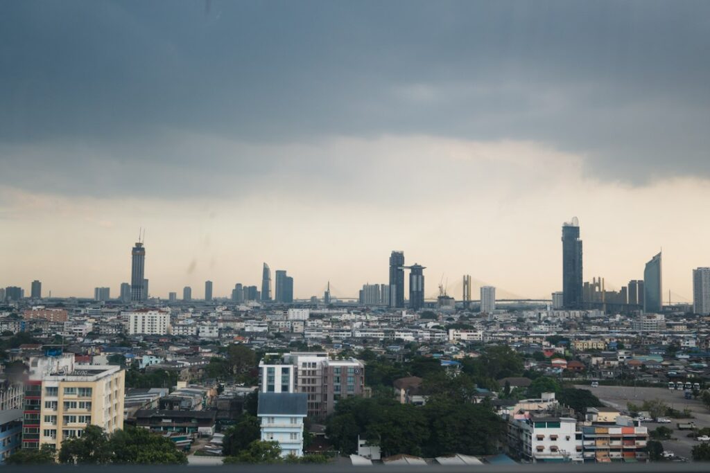 ภาพประกอบสภาพอากาศและเมฆฝนเหนือเมือง เครดิต Vishal Chokkala via Unsplash