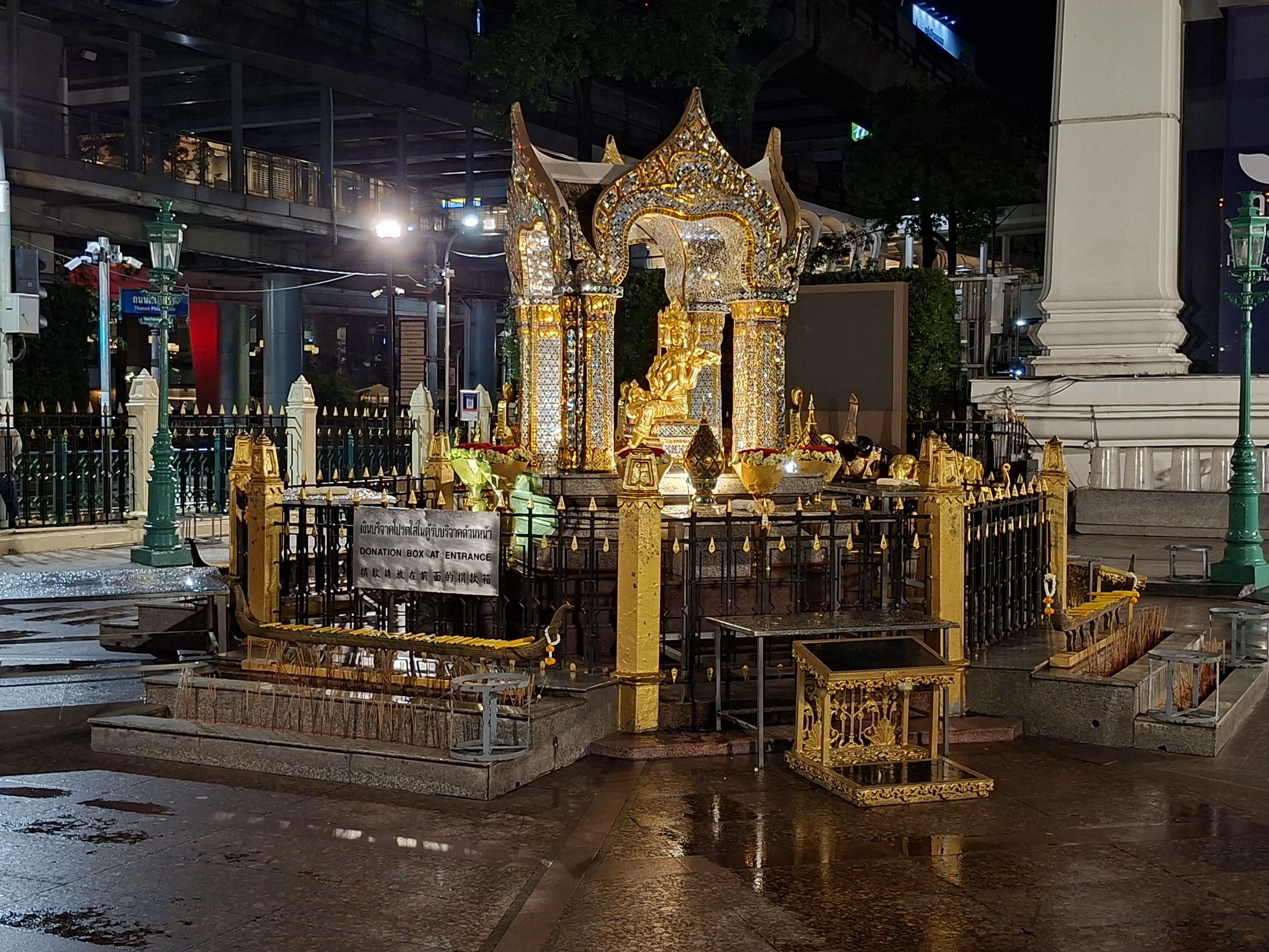 ศาลและพื้นที่สักการะใต้แสงไฟ
